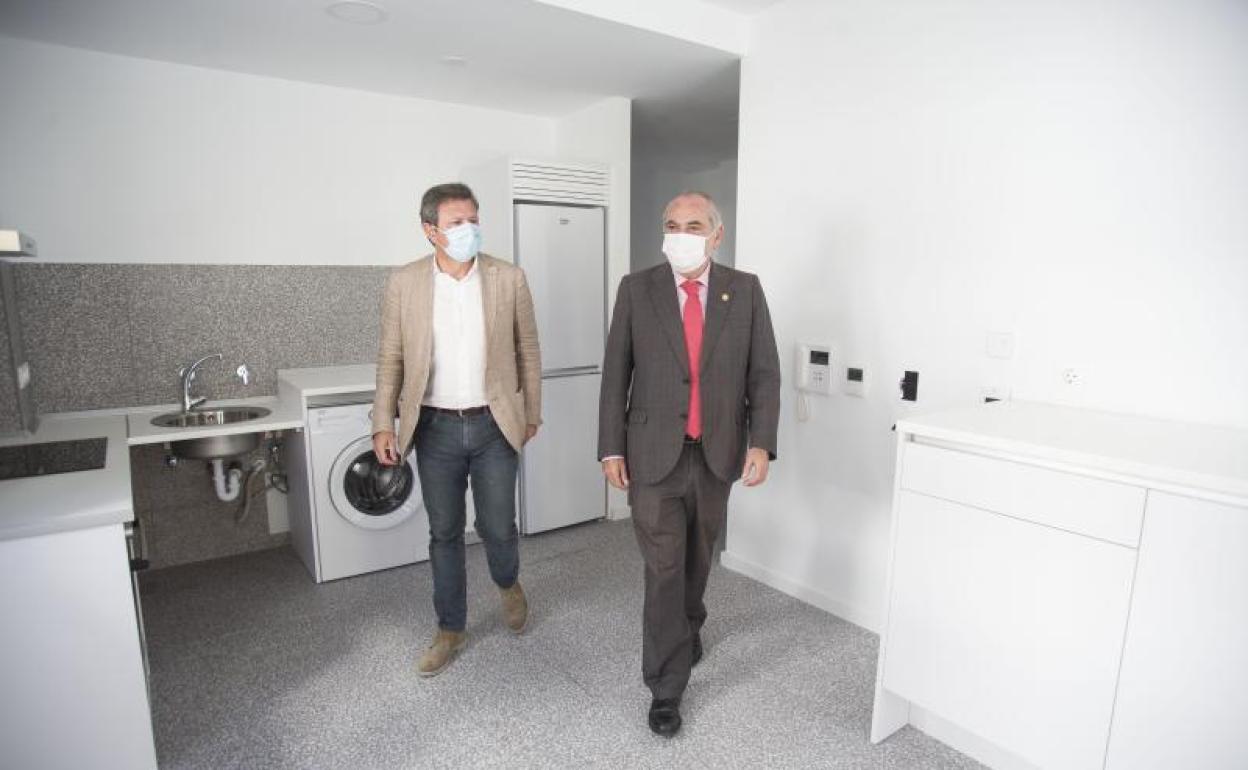 Santano y Arriola visitan uno de los pisos de alquiler para jóvenes en calle Jostun del barrio de Oinaurre, en Irun. 