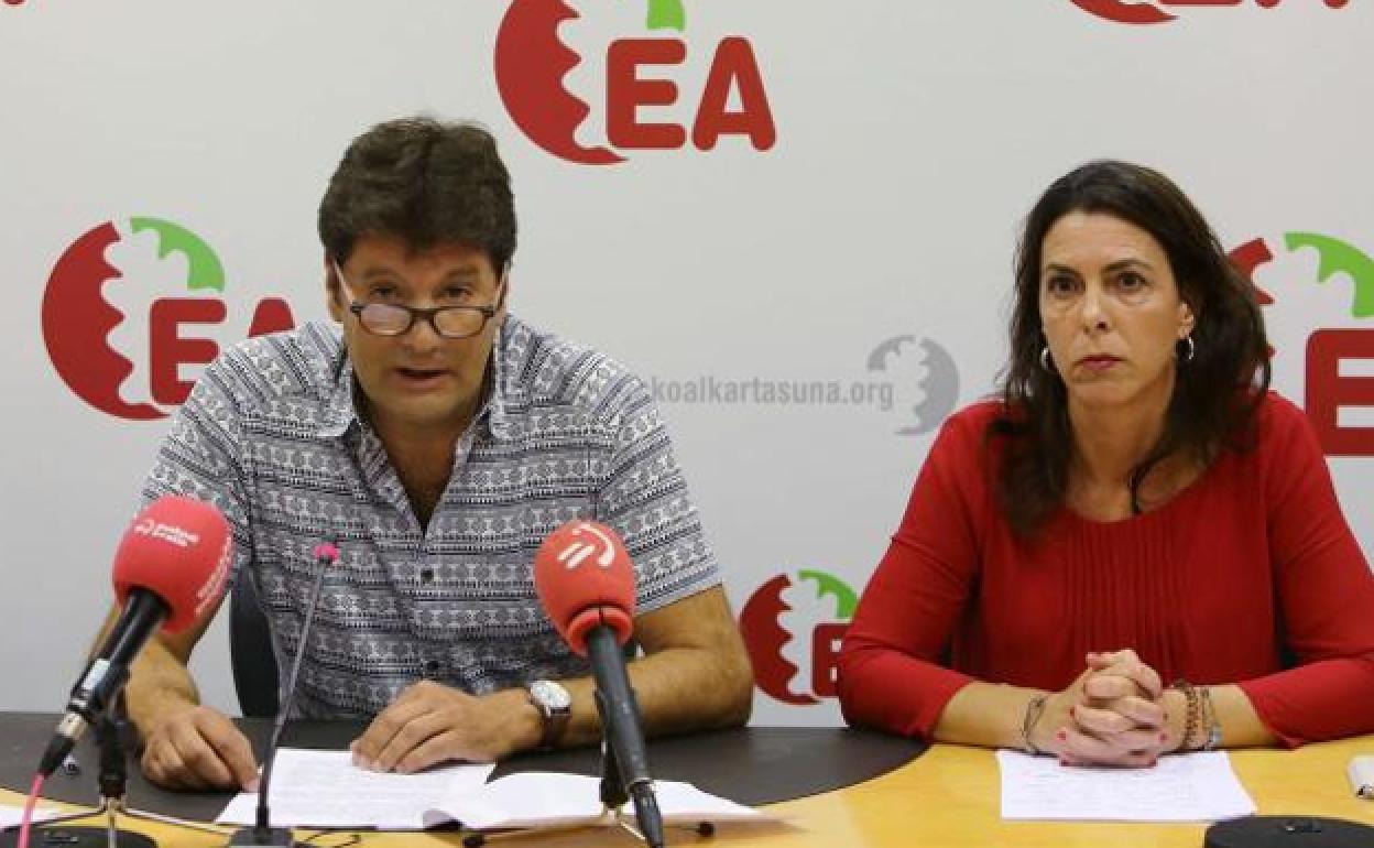 Mikel Goenaga e Iratxe López de Aberasturi, del sector crítico de EA, en una rueda de prensa.