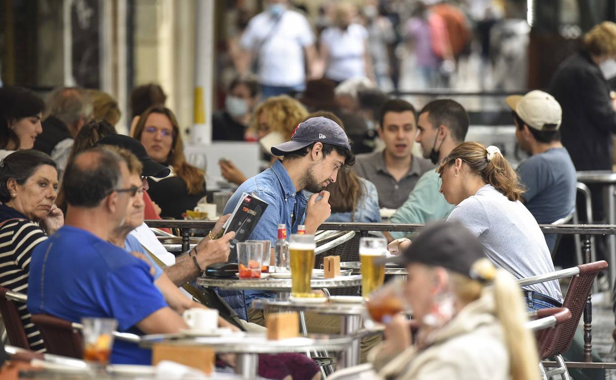 Coronavirus: Los brotes entre jóvenes lanzan la incidencia del virus en Gipuzkoa por encima de los 200 casos