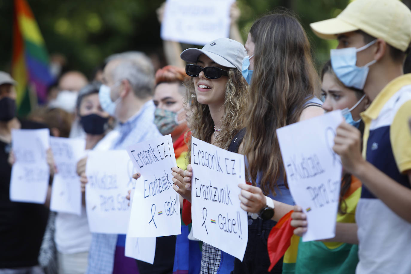 Decenas de personas se han concentrado a partir de las 20 horas de este lunes en el Boulevard de San Sebastián para condenar el asesinato homófobo de un joven en A Coruña.