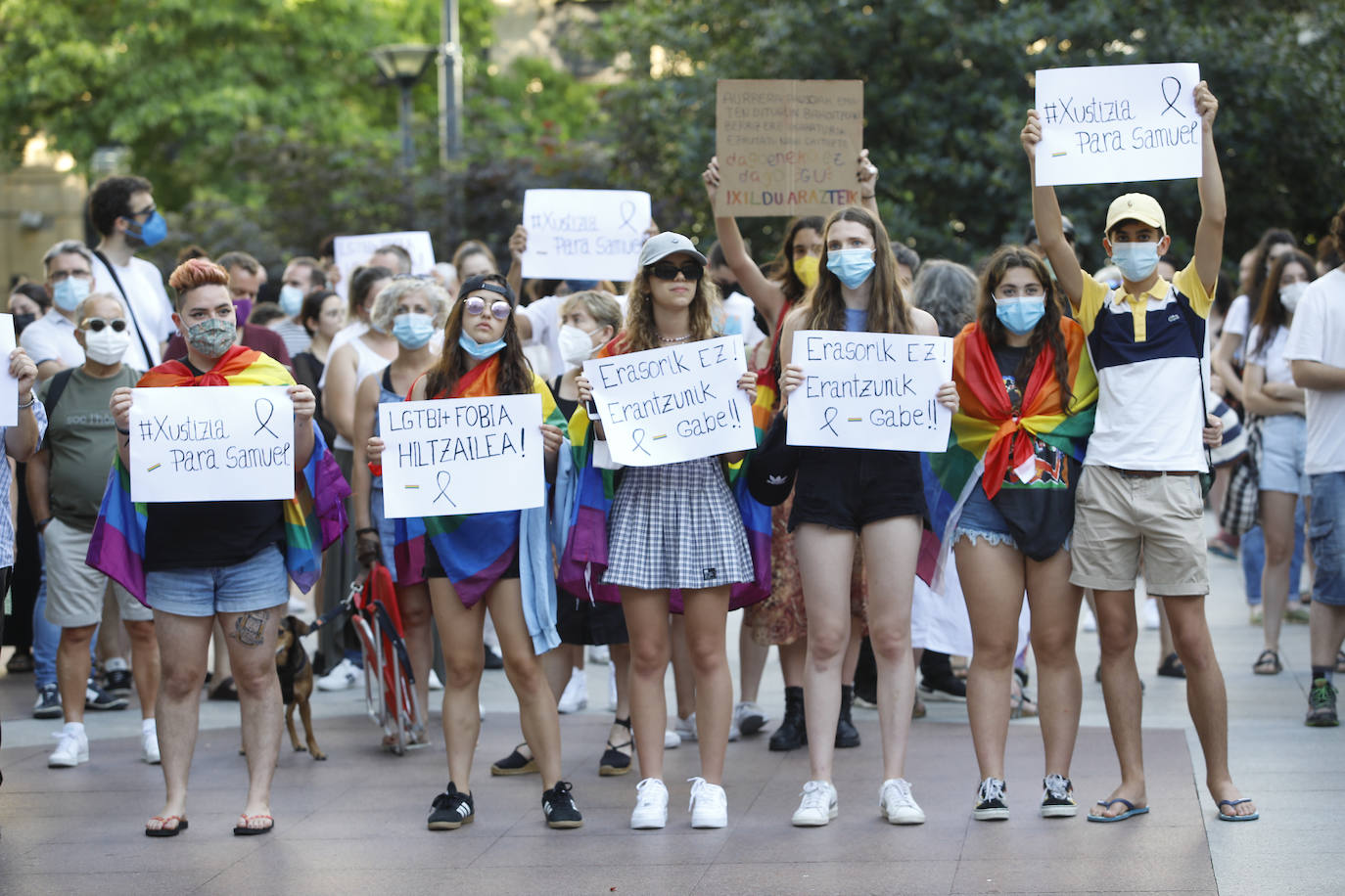 Decenas de personas se han concentrado a partir de las 20 horas de este lunes en el Boulevard de San Sebastián para condenar el asesinato homófobo de un joven en A Coruña.
