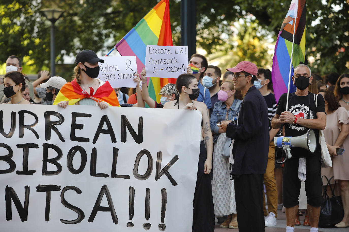 Decenas de personas se han concentrado a partir de las 20 horas de este lunes en el Boulevard de San Sebastián para condenar el asesinato homófobo de un joven en A Coruña.