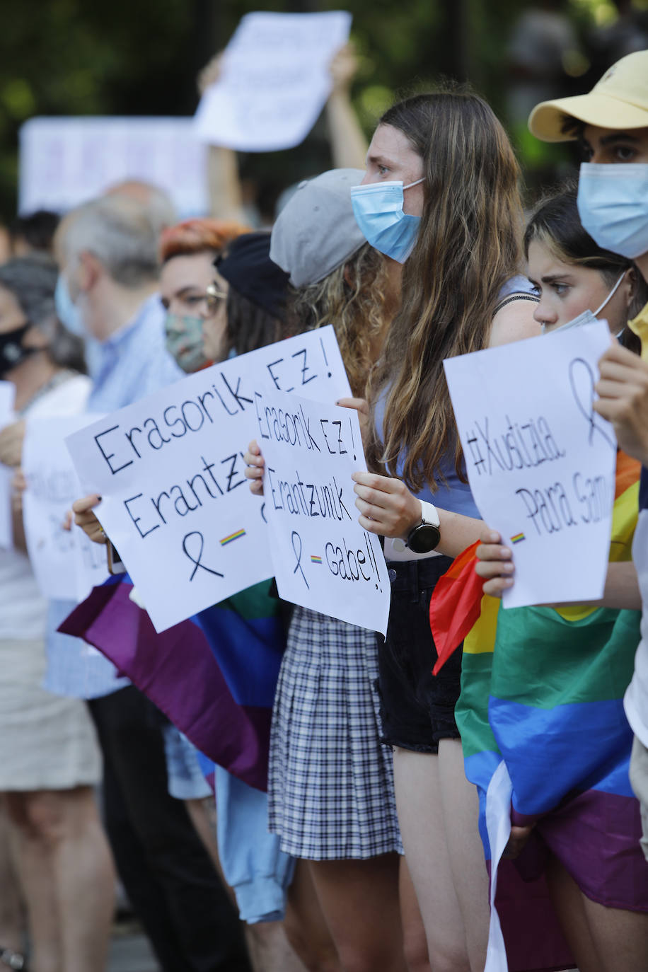 Decenas de personas se han concentrado a partir de las 20 horas de este lunes en el Boulevard de San Sebastián para condenar el asesinato homófobo de un joven en A Coruña.