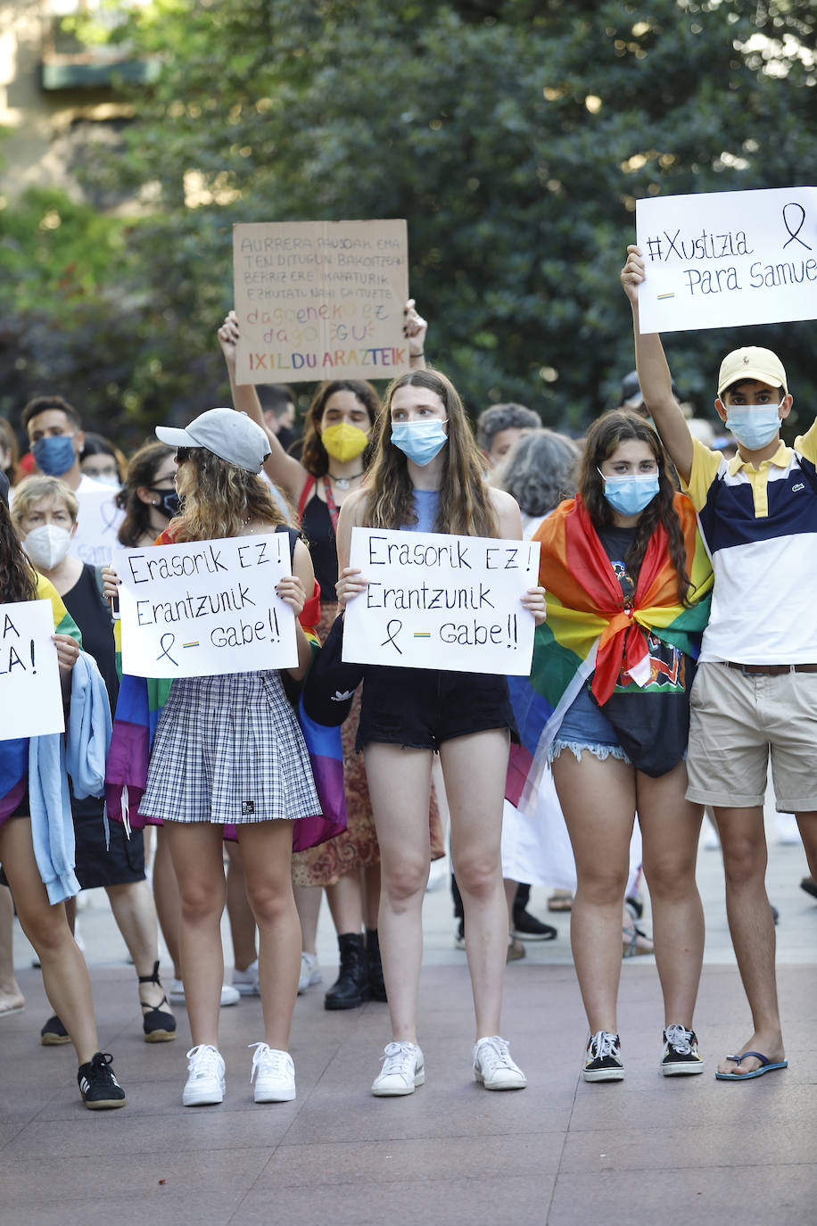 Decenas de personas se han concentrado a partir de las 20 horas de este lunes en el Boulevard de San Sebastián para condenar el asesinato homófobo de un joven en A Coruña.