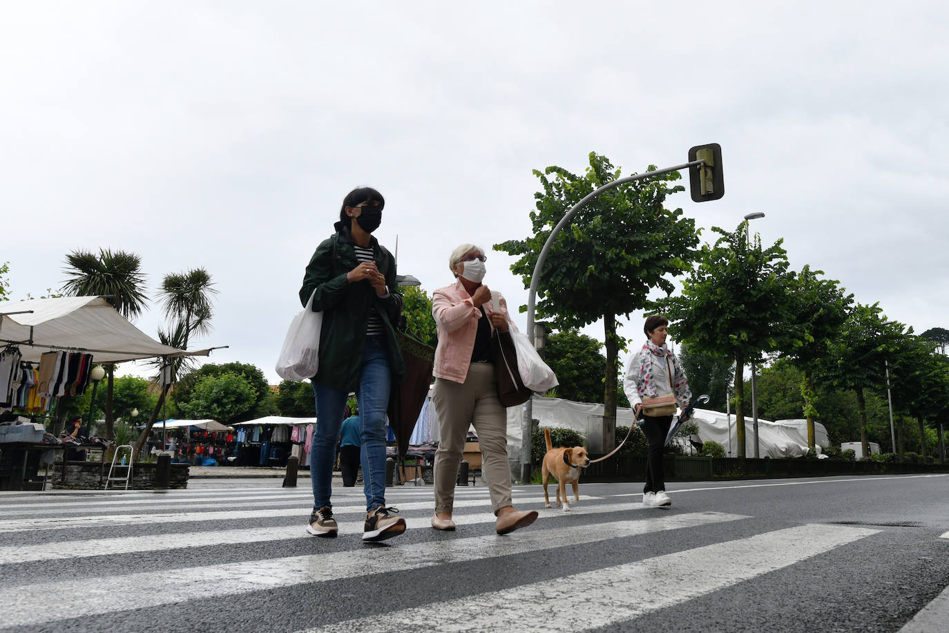 Los vecinos de Deba siguen con su día a día gris y lluvioso después de vivir varios días de altas temperaturas 