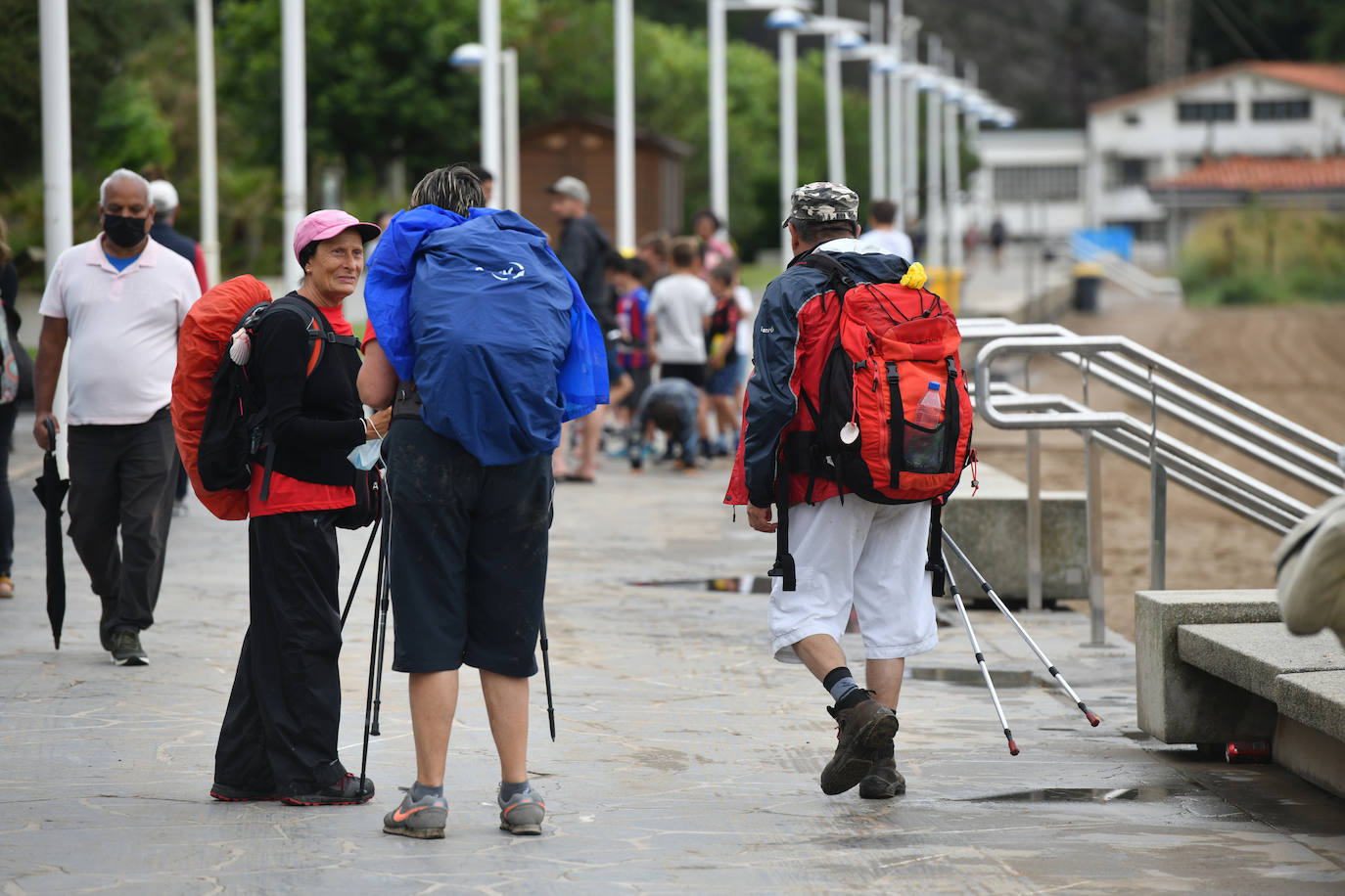 Los vecinos de Deba siguen con su día a día gris y lluvioso después de vivir varios días de altas temperaturas 