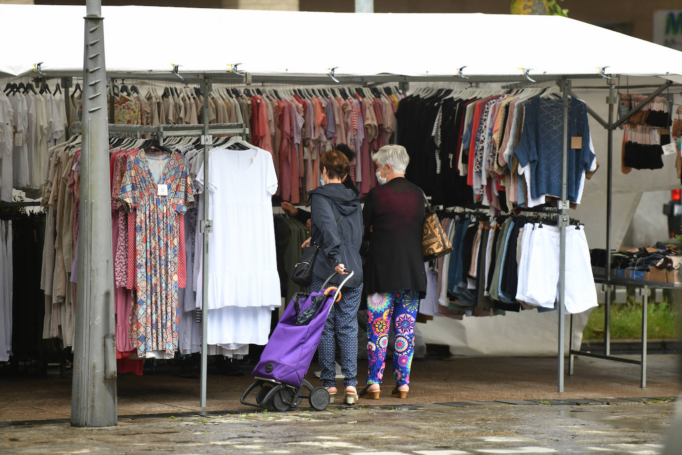 Los vecinos de Deba siguen con su día a día gris y lluvioso después de vivir varios días de altas temperaturas 