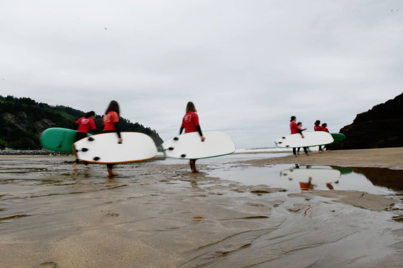 Los vecinos de Deba siguen con su día a día gris y lluvioso después de vivir varios días de altas temperaturas 