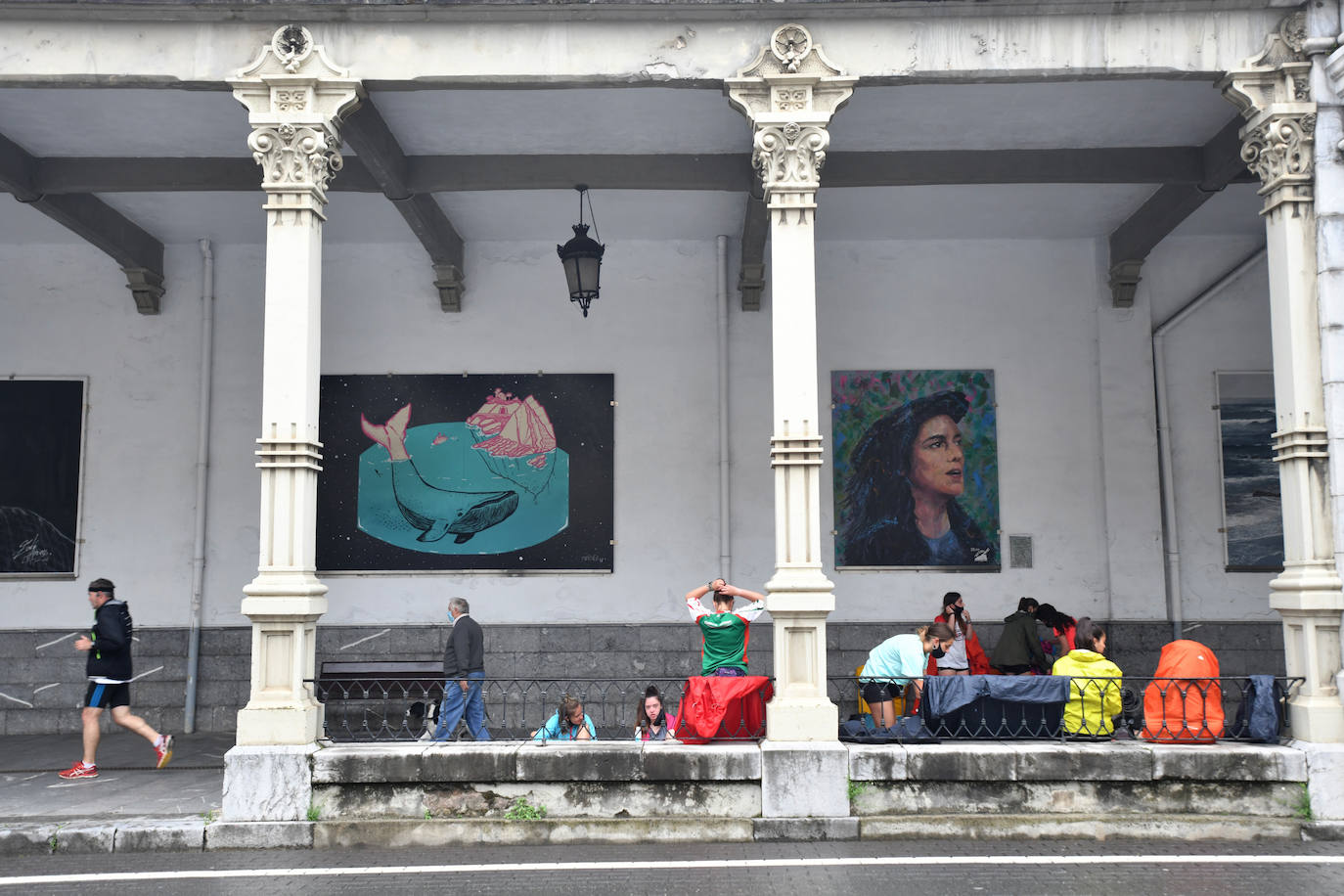 Los vecinos de Deba siguen con su día a día gris y lluvioso después de vivir varios días de altas temperaturas 