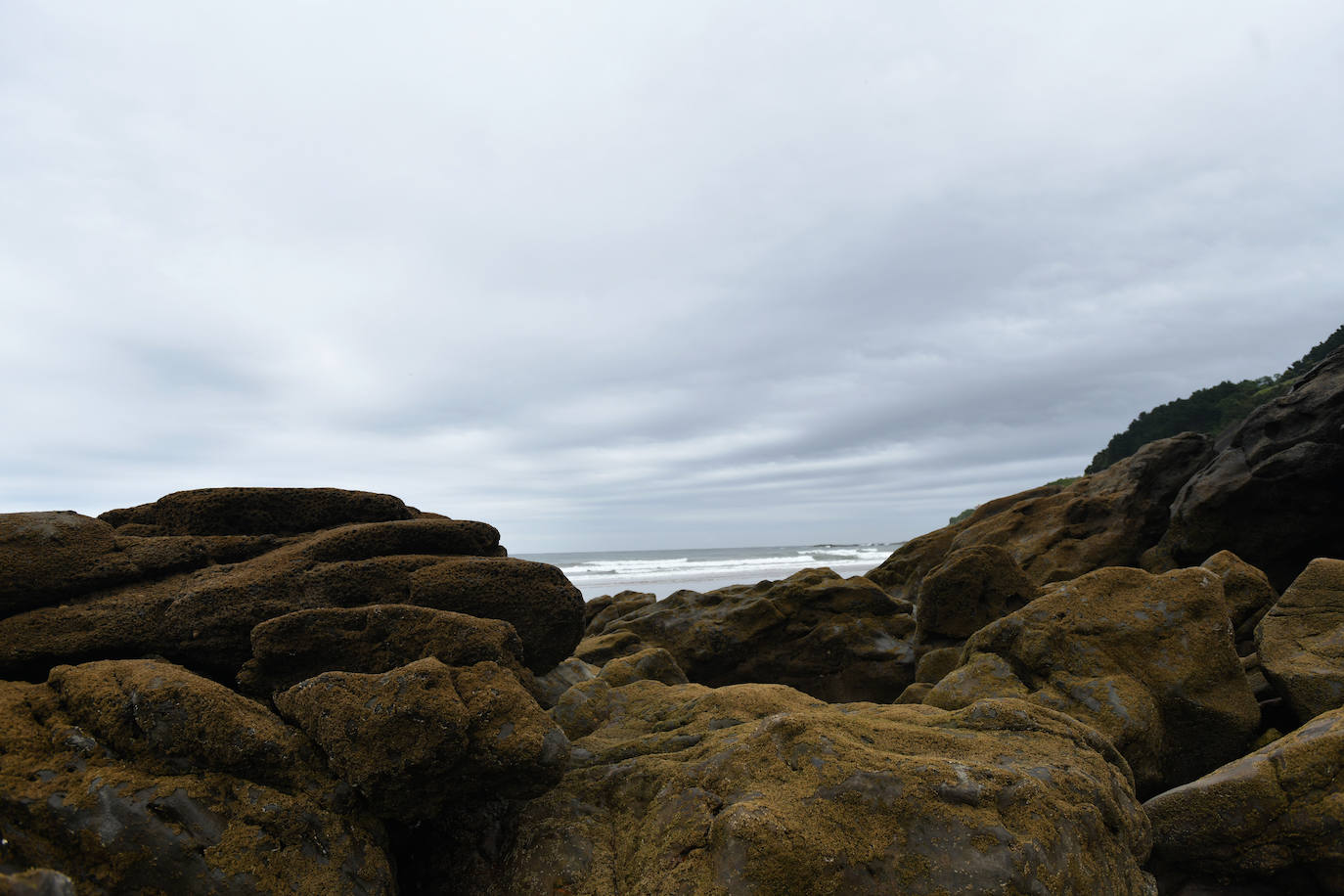 Los vecinos de Deba siguen con su día a día gris y lluvioso después de vivir varios días de altas temperaturas 