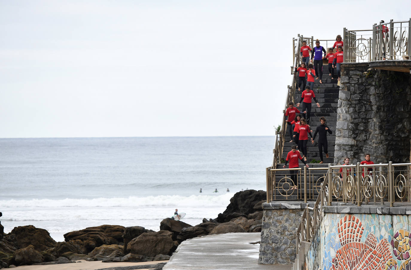 Los vecinos de Deba siguen con su día a día gris y lluvioso después de vivir varios días de altas temperaturas 
