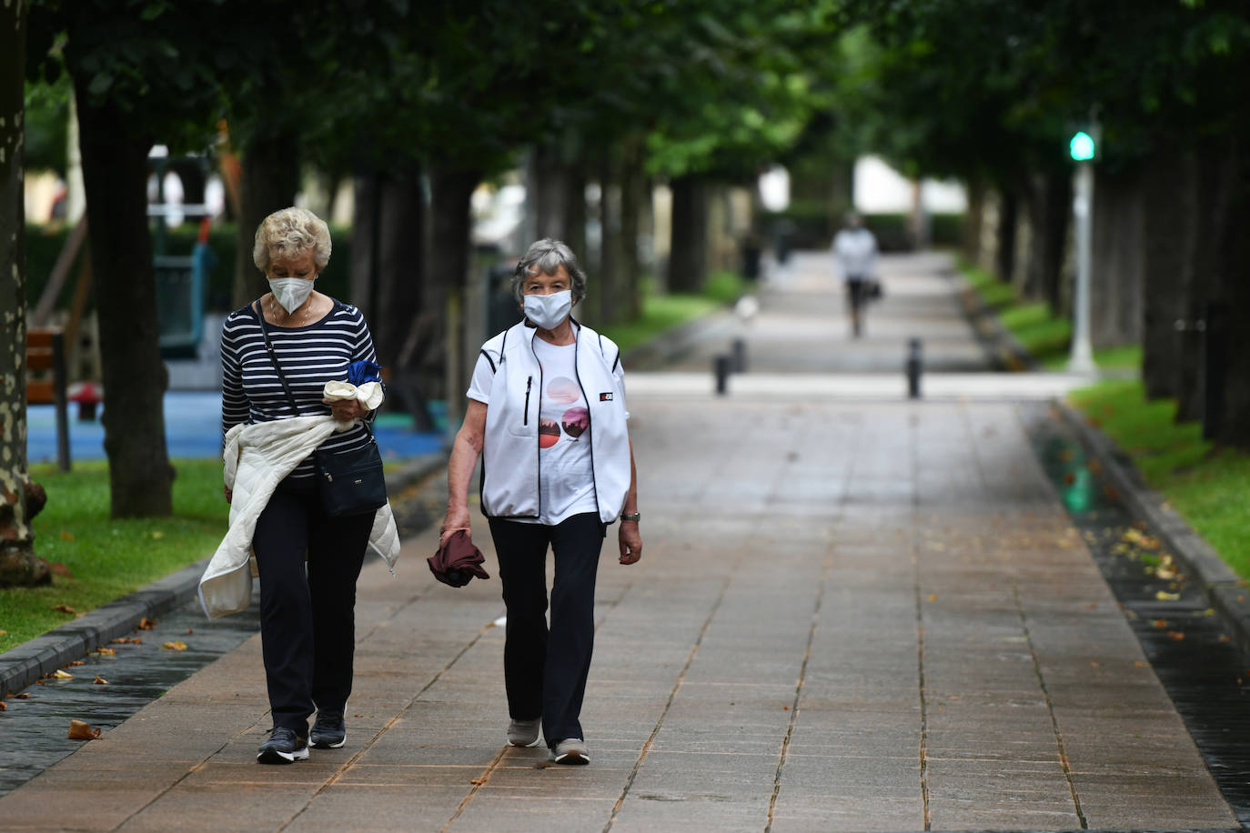 Los vecinos de Deba siguen con su día a día gris y lluvioso después de vivir varios días de altas temperaturas 