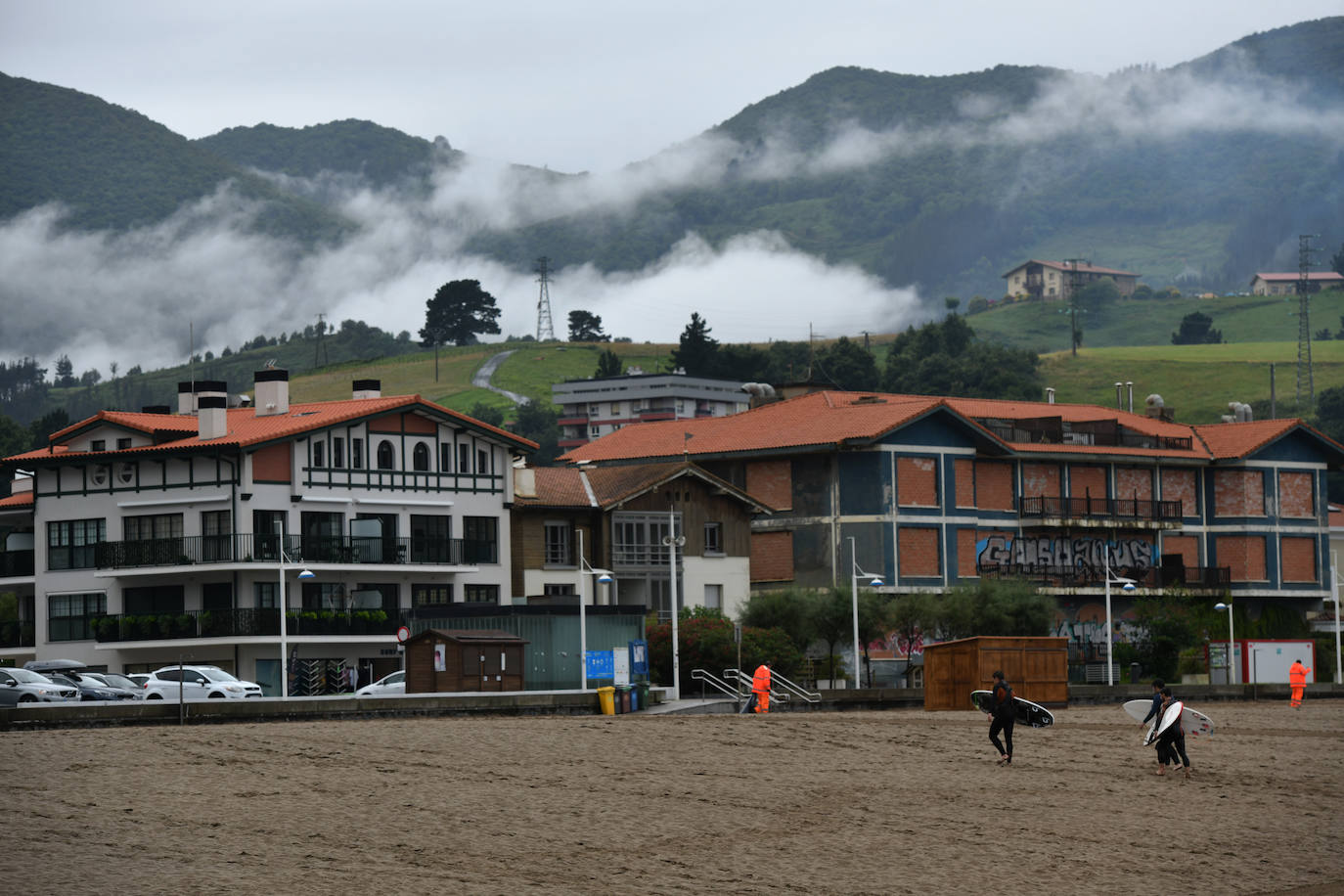 Los vecinos de Deba siguen con su día a día gris y lluvioso después de vivir varios días de altas temperaturas 
