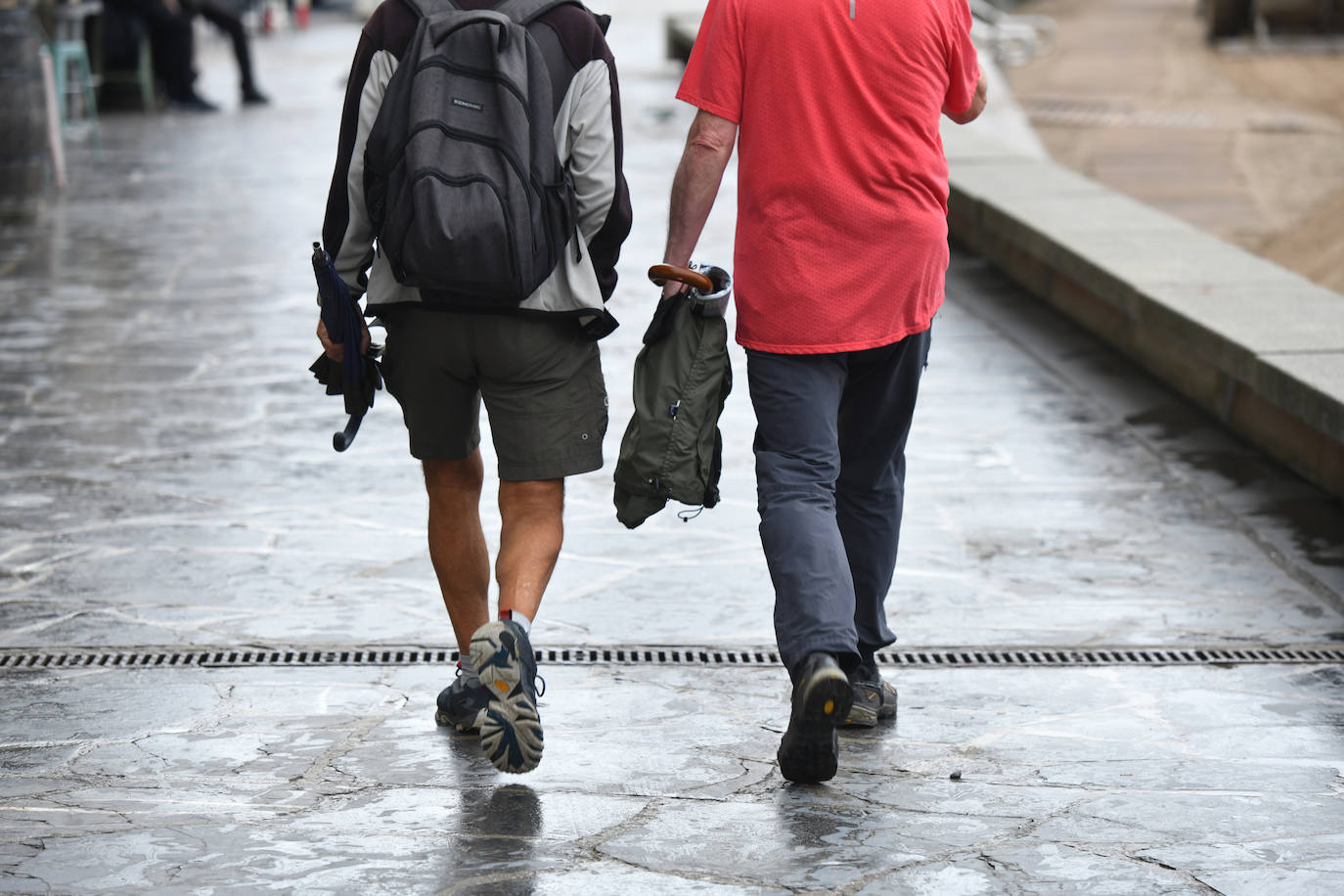 Los vecinos de Deba siguen con su día a día gris y lluvioso después de vivir varios días de altas temperaturas 