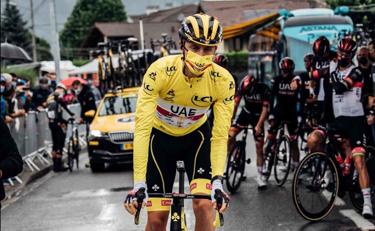 Pogacar sale a rodar con el maillot amarillo. 