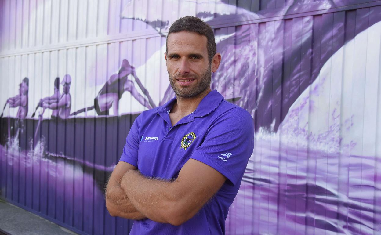 Regularidad. El técnico Mikel Arostegi posa 