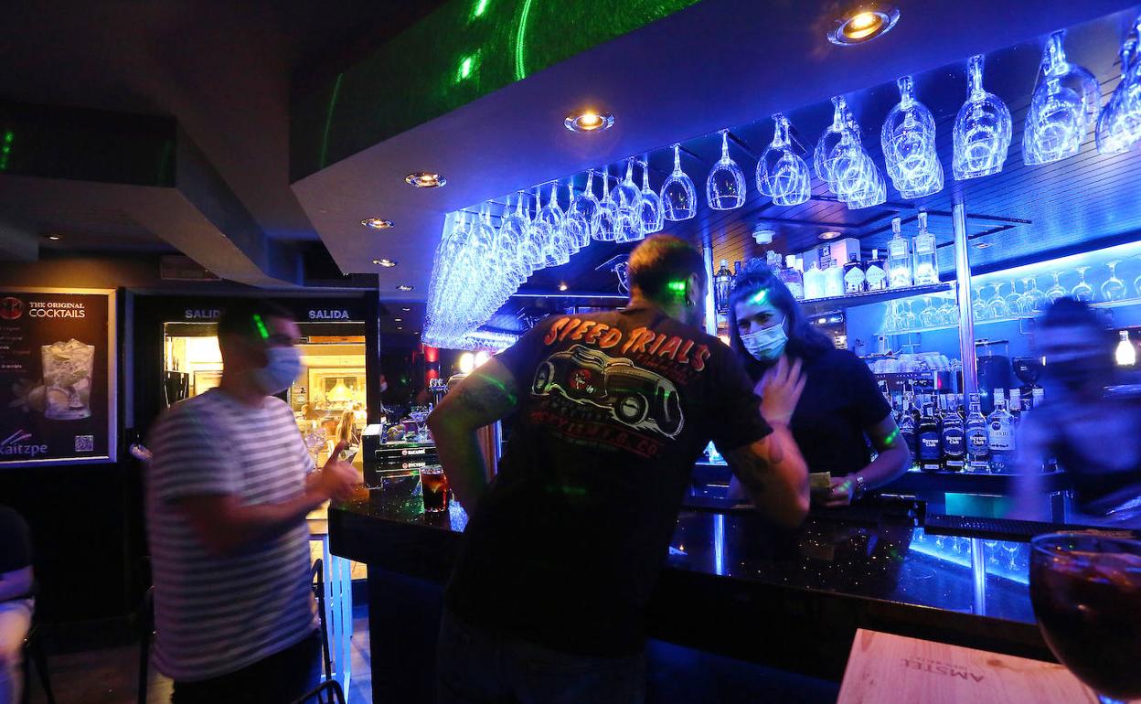 La hostelería podría ver adelantado su horario de cierre en función de las medidas que apruebe hoy el LABI. 