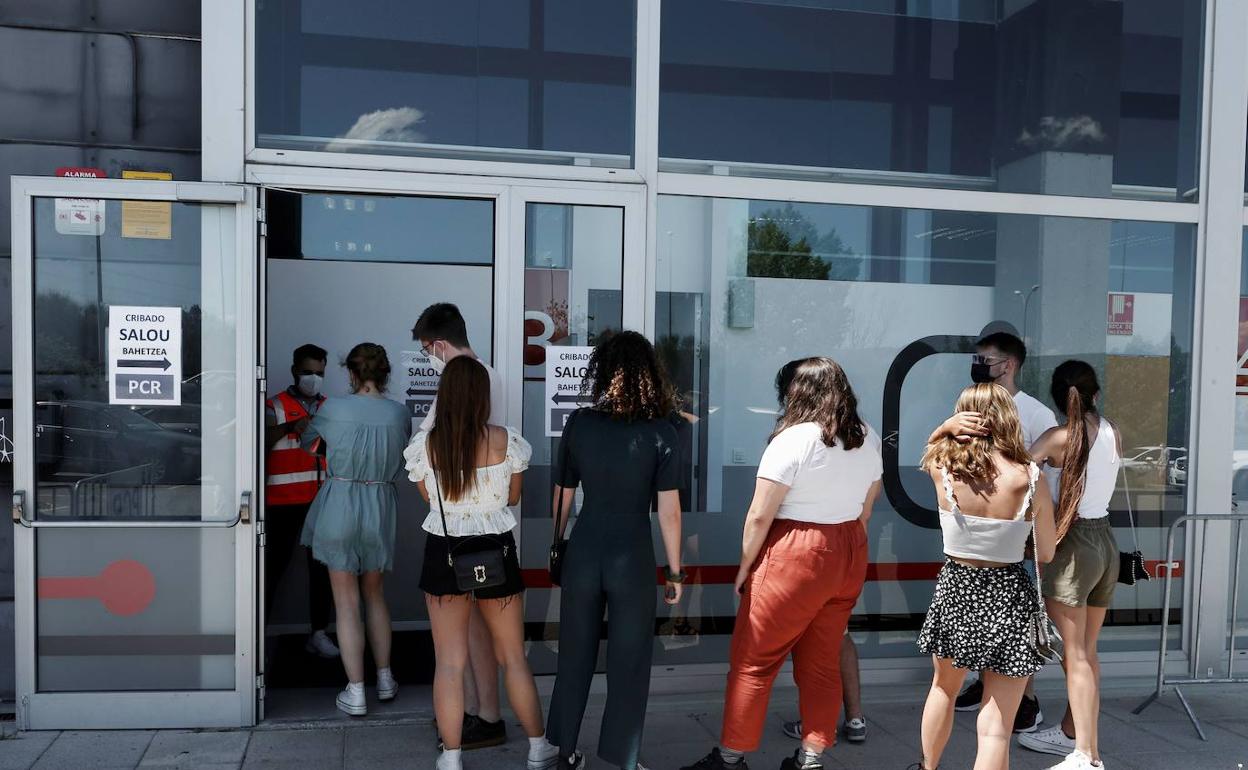 Jóvenes navarros esperan para hacerse pruebas de PCR tras su estancia en Salou. 