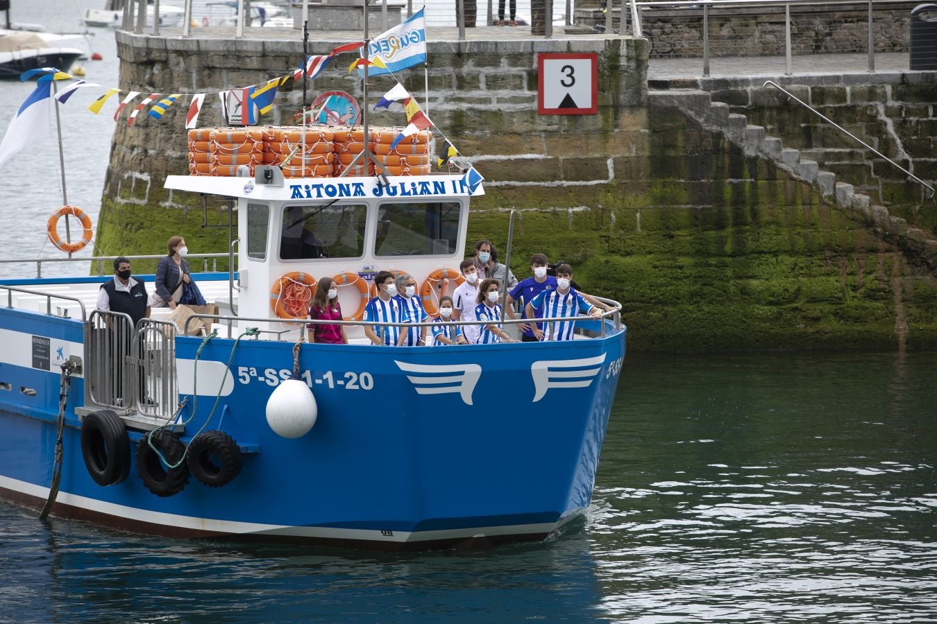 La primera equipación vuelve a contar con sus clásicas franjas blanquiazules, mientras que la segunda es más rompedora de color berenjena.