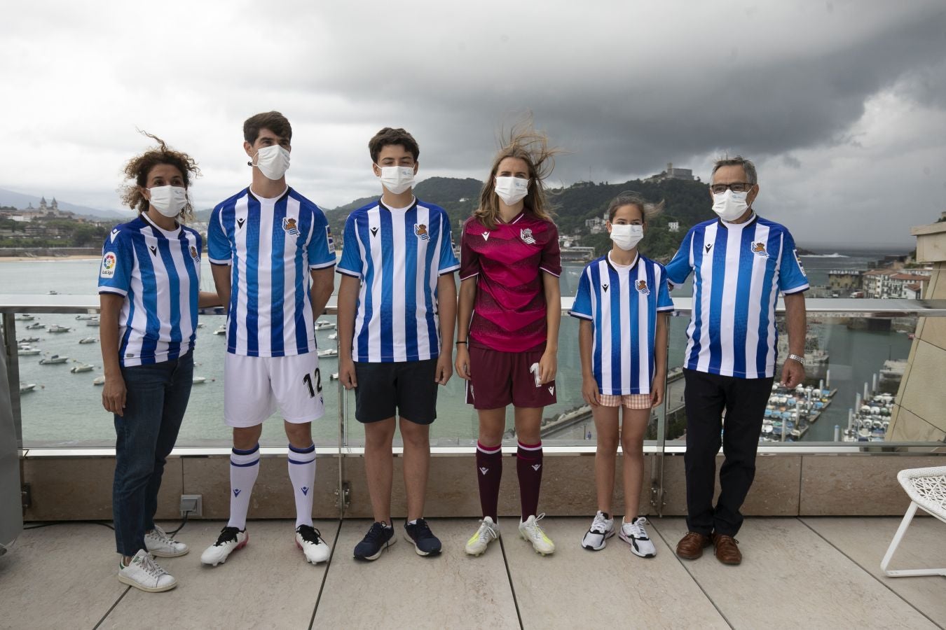 La primera equipación vuelve a contar con sus clásicas franjas blanquiazules, mientras que la segunda es más rompedora de color berenjena.