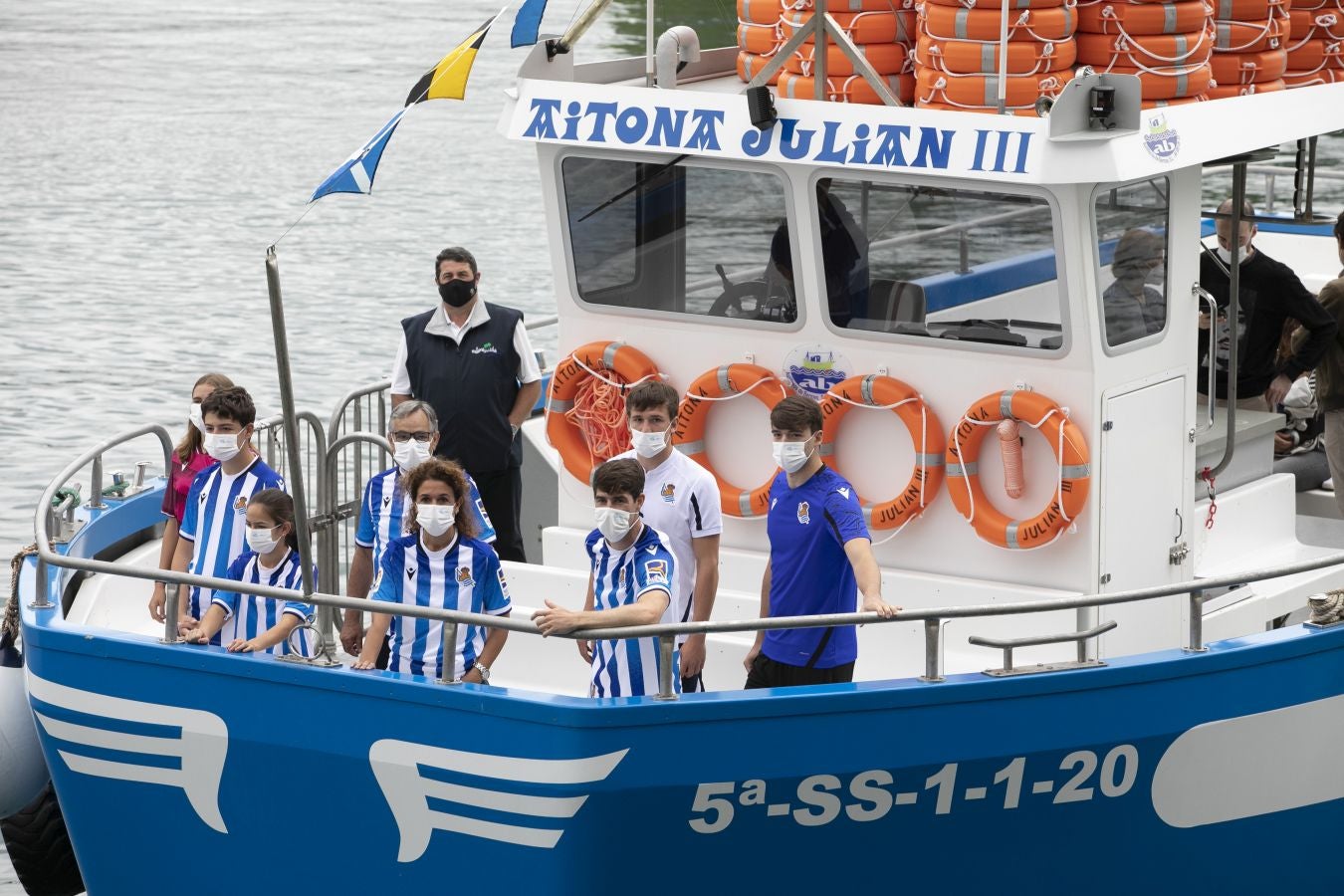 La primera equipación vuelve a contar con sus clásicas franjas blanquiazules, mientras que la segunda es más rompedora de color berenjena.