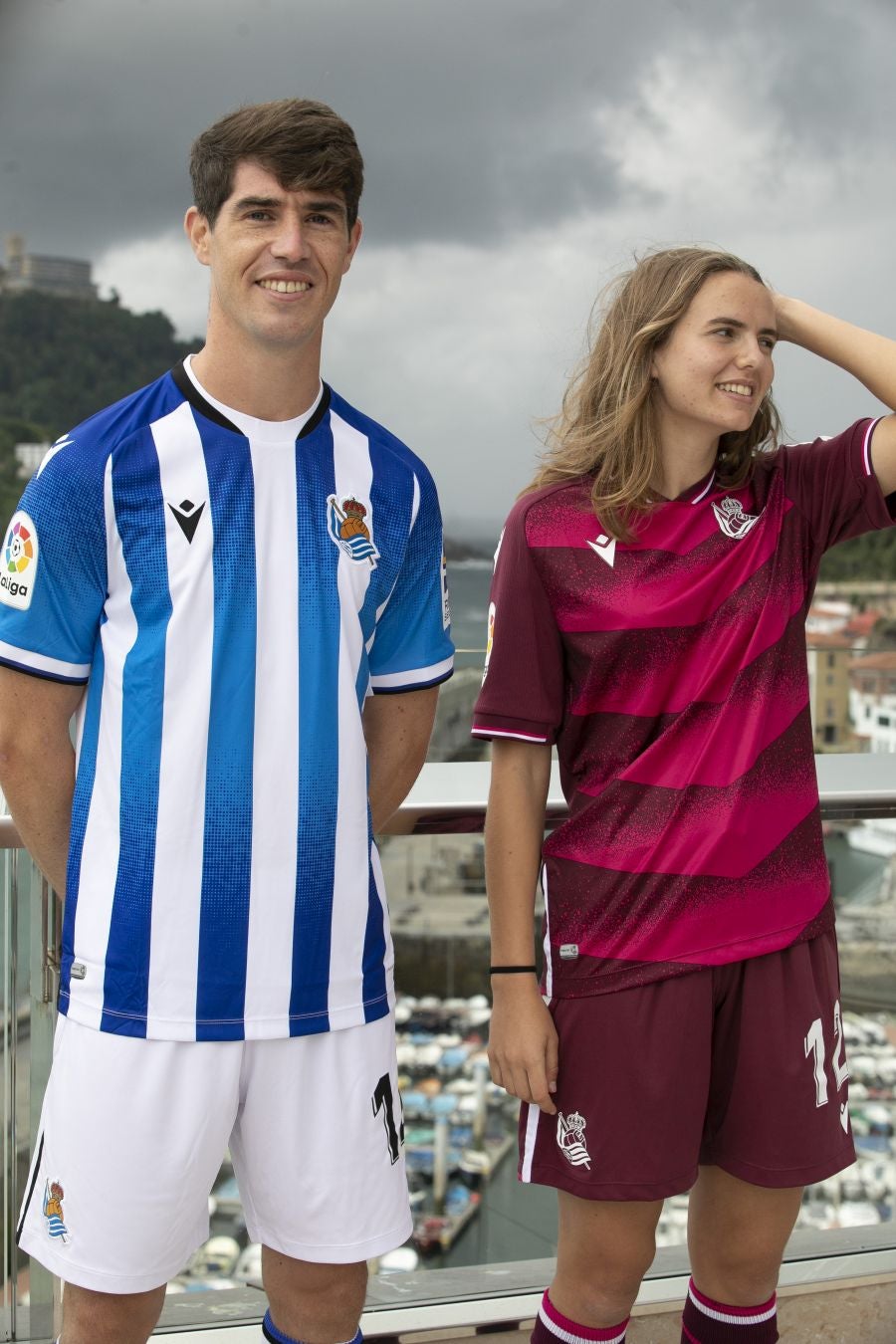 La primera equipación vuelve a contar con sus clásicas franjas blanquiazules, mientras que la segunda es más rompedora de color berenjena.