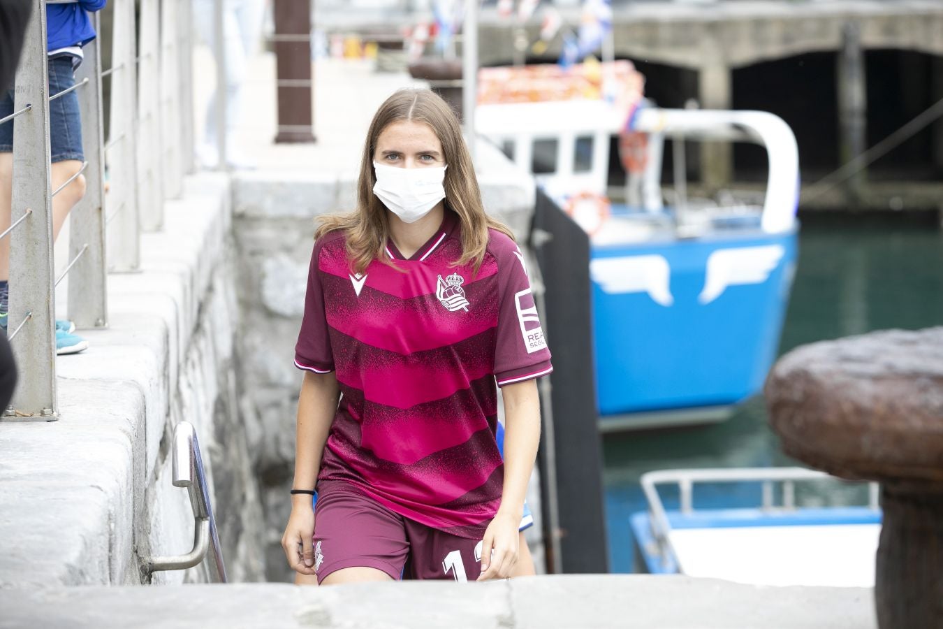 La primera equipación vuelve a contar con sus clásicas franjas blanquiazules, mientras que la segunda es más rompedora de color berenjena.