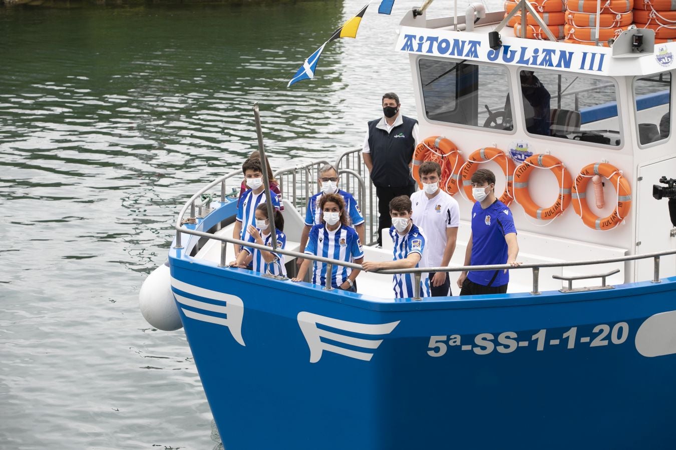 La primera equipación vuelve a contar con sus clásicas franjas blanquiazules, mientras que la segunda es más rompedora de color berenjena.