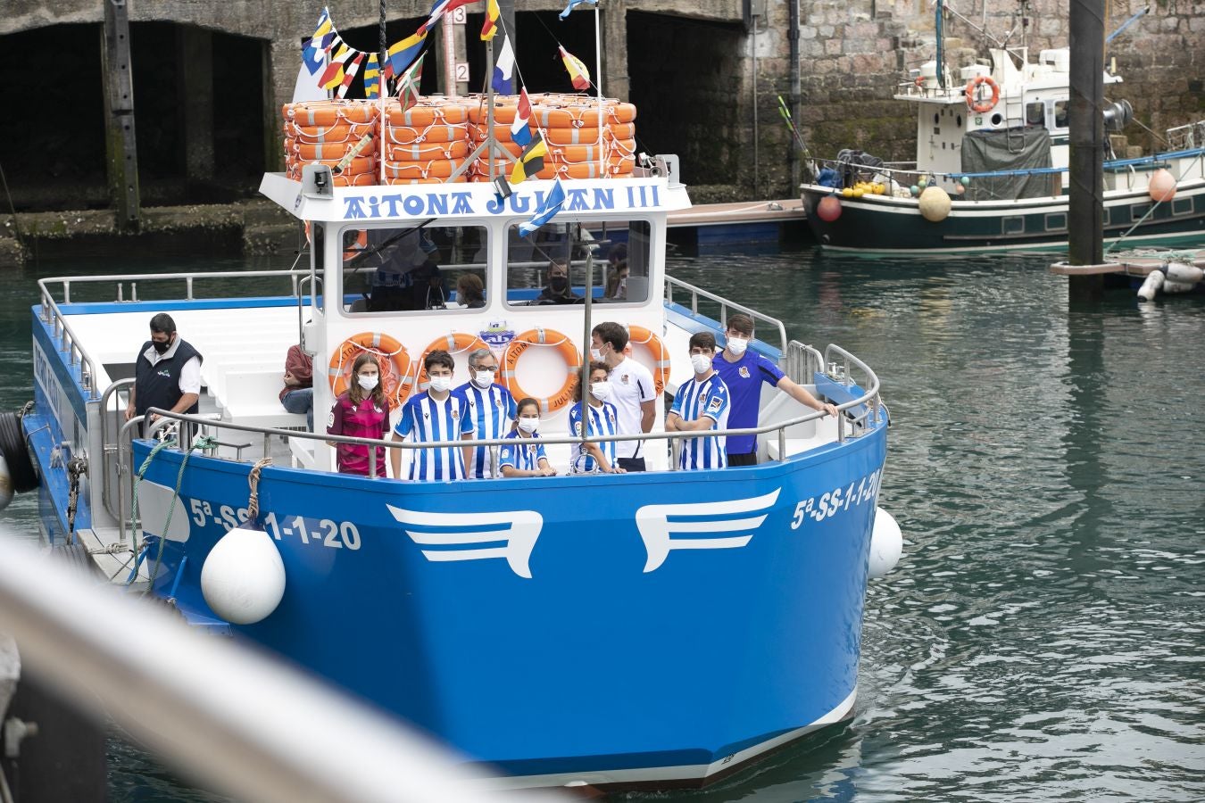 La primera equipación vuelve a contar con sus clásicas franjas blanquiazules, mientras que la segunda es más rompedora de color berenjena.