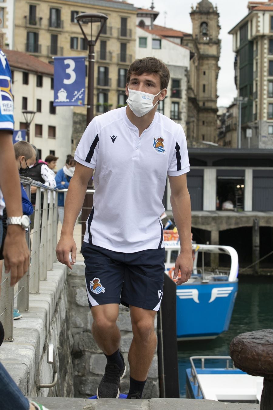 La primera equipación vuelve a contar con sus clásicas franjas blanquiazules, mientras que la segunda es más rompedora de color berenjena.