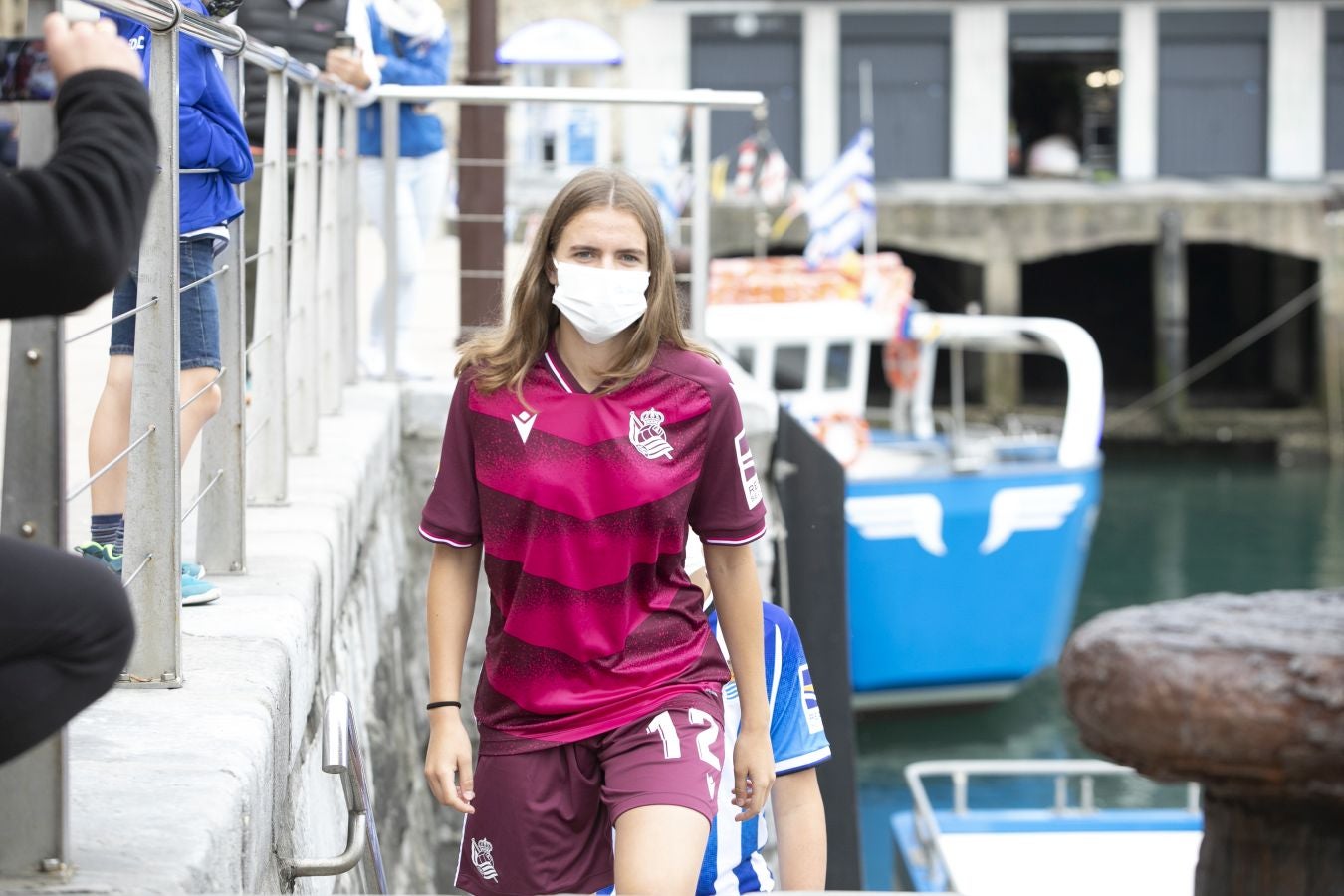 La primera equipación vuelve a contar con sus clásicas franjas blanquiazules, mientras que la segunda es más rompedora de color berenjena.