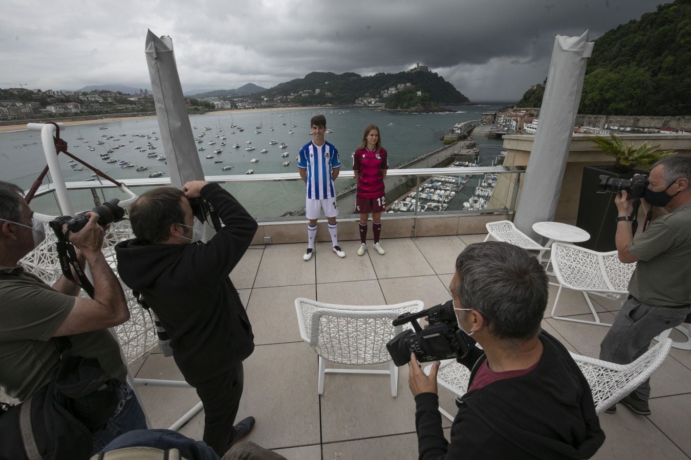 La primera equipación vuelve a contar con sus clásicas franjas blanquiazules, mientras que la segunda es más rompedora de color berenjena.