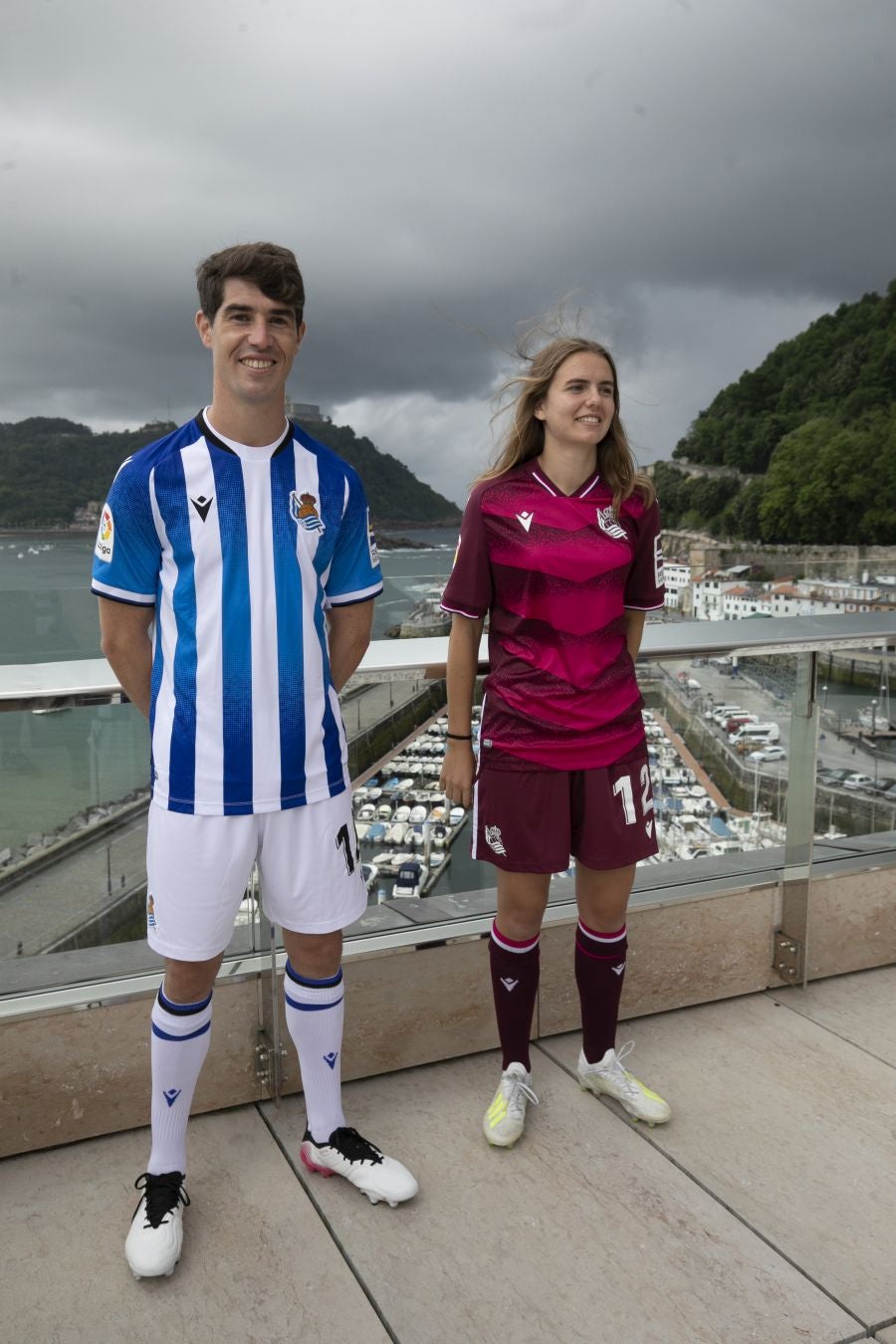 La primera equipación vuelve a contar con sus clásicas franjas blanquiazules, mientras que la segunda es más rompedora de color berenjena.