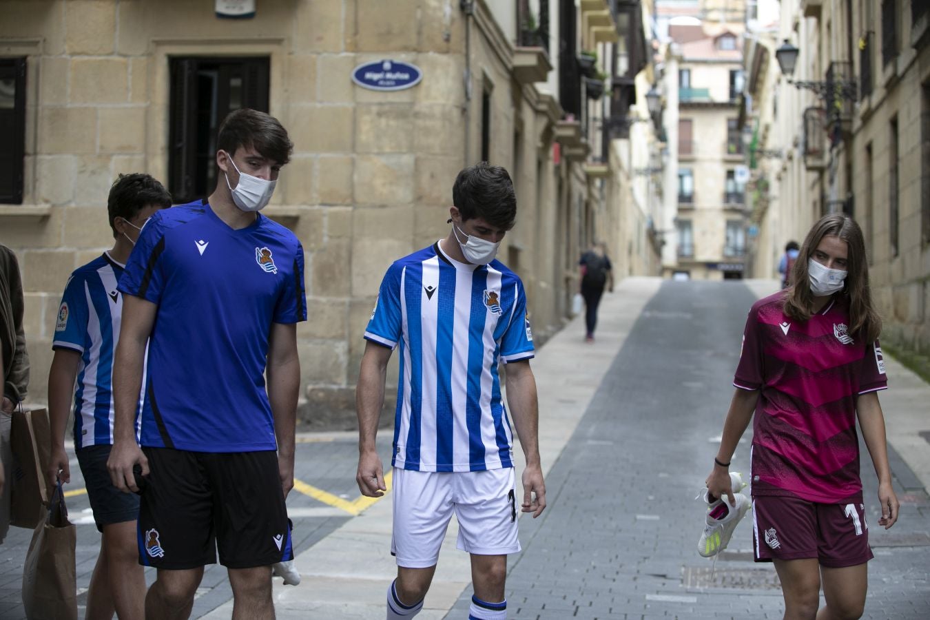 La primera equipación vuelve a contar con sus clásicas franjas blanquiazules, mientras que la segunda es más rompedora de color berenjena.