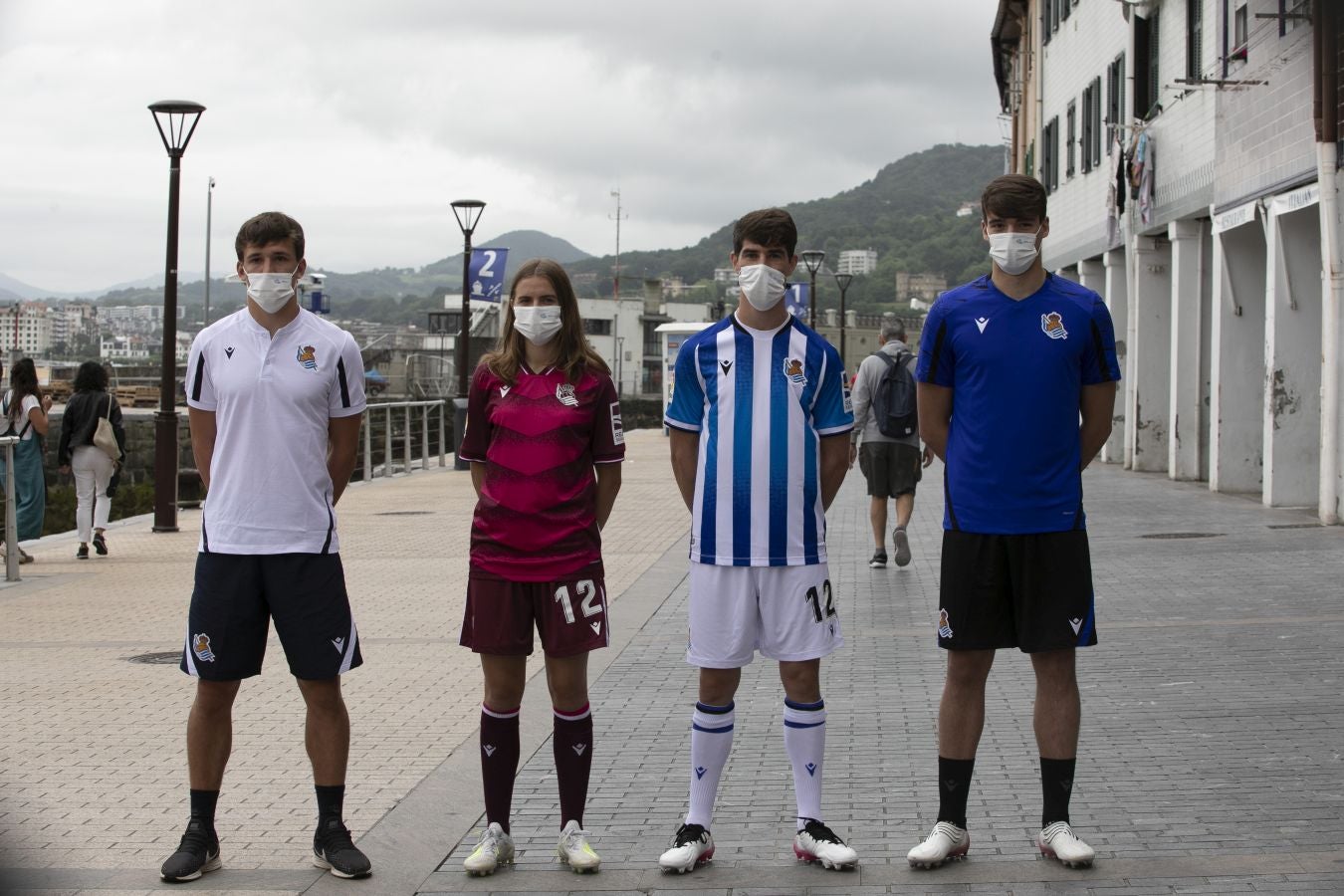 La primera equipación vuelve a contar con sus clásicas franjas blanquiazules, mientras que la segunda es más rompedora de color berenjena.
