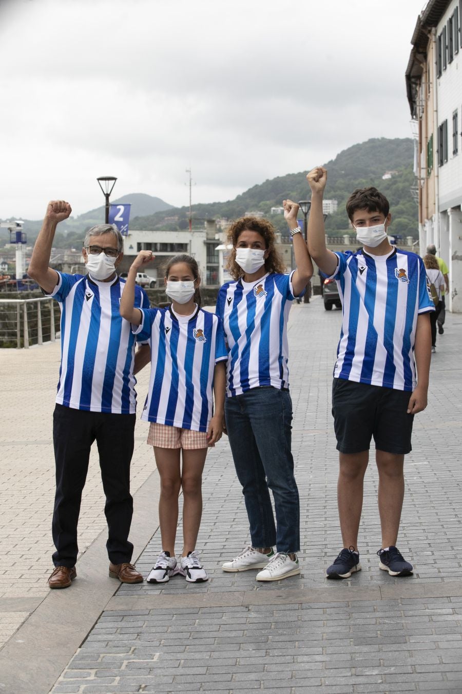 La primera equipación vuelve a contar con sus clásicas franjas blanquiazules, mientras que la segunda es más rompedora de color berenjena.