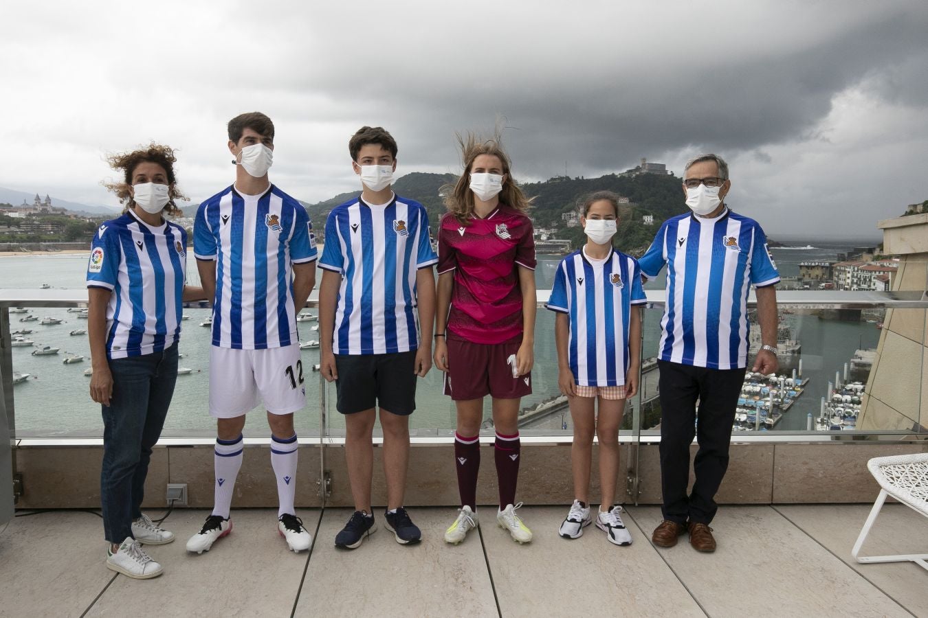 La primera equipación vuelve a contar con sus clásicas franjas blanquiazules, mientras que la segunda es más rompedora de color berenjena.