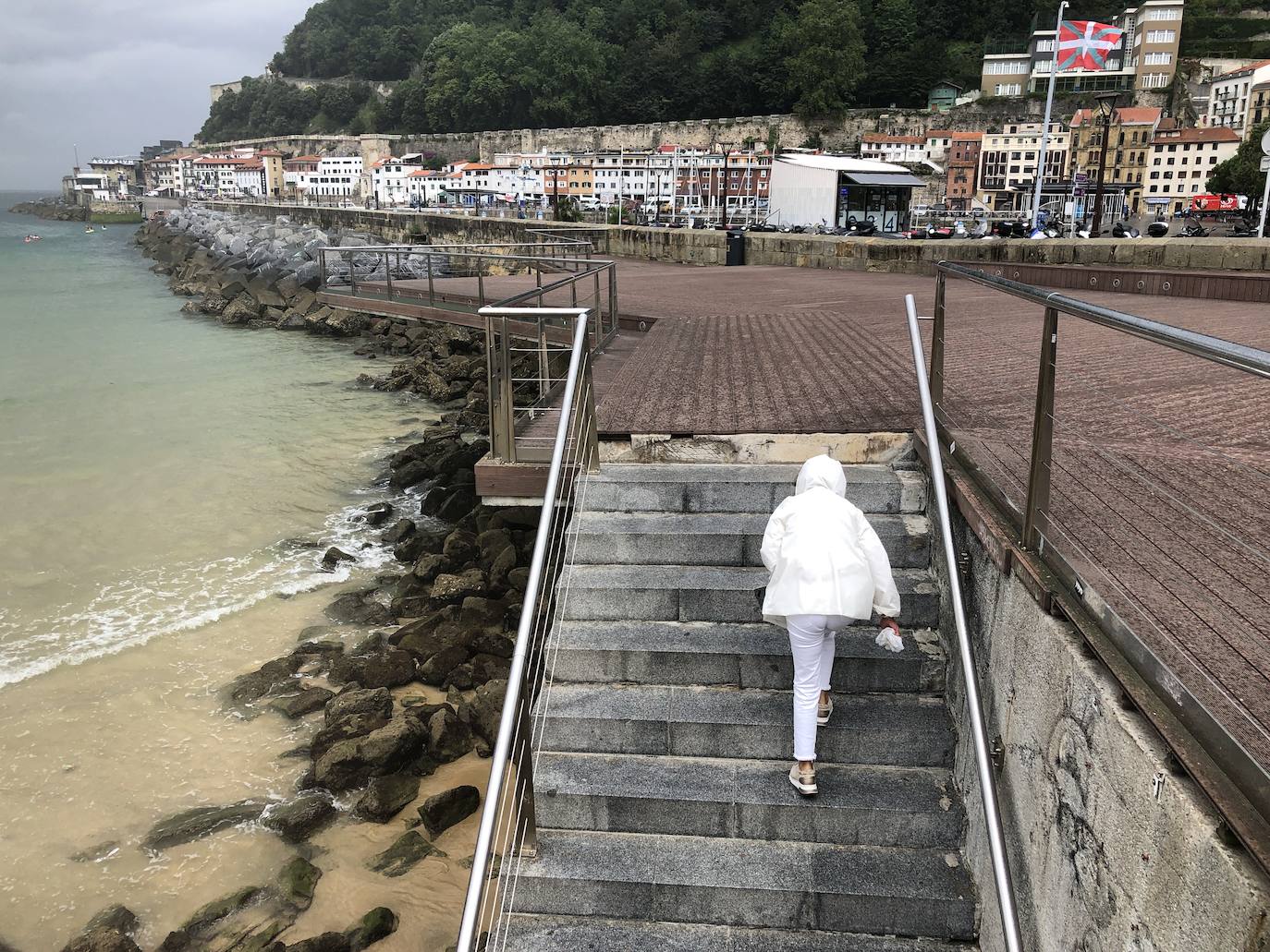 Los paraguas y los pantalones cortos son los protagonistas de esta jornada lluviosa con temperatura primaveral