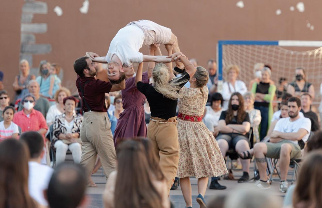 Numeroso público se acercó a Errebote Plaza a ver la obra. 