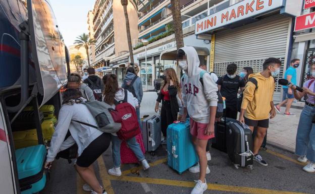 Los estudiantes negativos en covid abandonan hotel de Palma rumbo a Valencia.