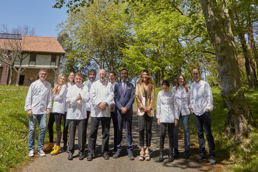 Los doce invitados en el interior del caserio Zabalaga 