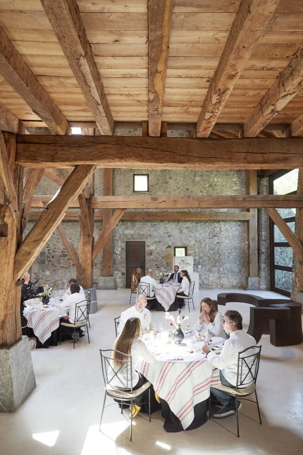 Los doce invitados en el interior del caserio Zabalaga 
