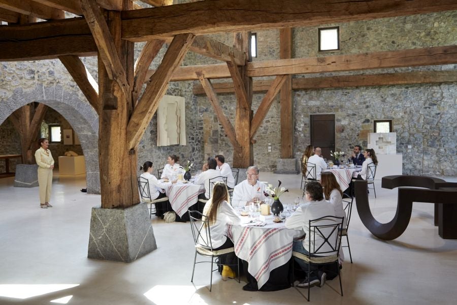 Los doce invitados en el interior del caserio Zabalaga 