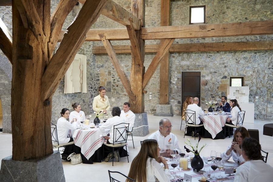 Los doce invitados en el interior del caserio Zabalaga 
