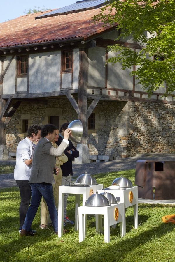 Los doce invitados en el interior del caserio Zabalaga 