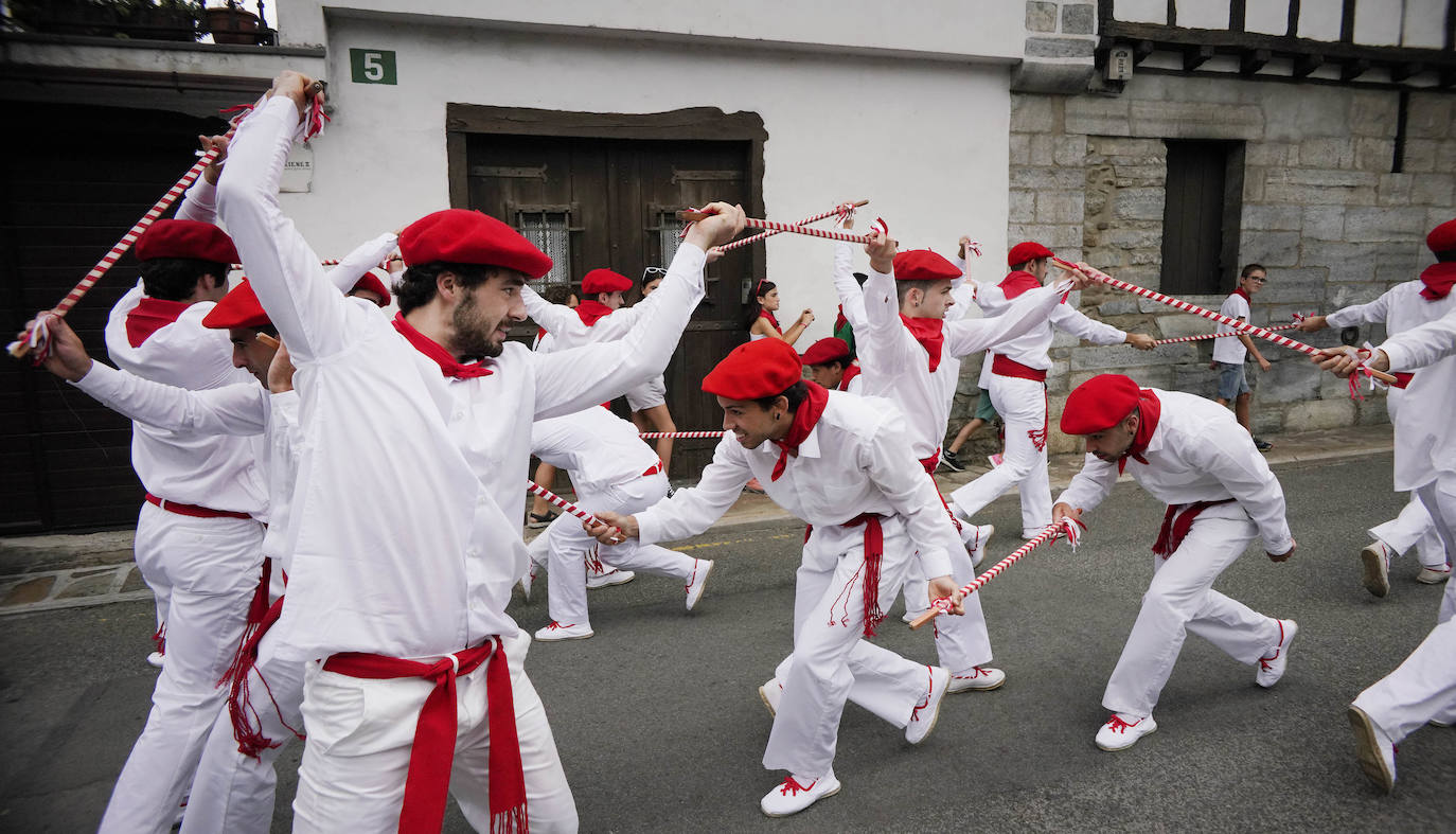 Danzaron. Lloraron. Adoraron. Extraño día el que sucede al 5 de mayo y al seis de junio. En Lesaka, San Martín de Tours cedió el altar de su iglesia al santo moreno. Chispeó y sopló del Norte en Iruñea. En Antxo, escaparates en rojo, negro y blanco