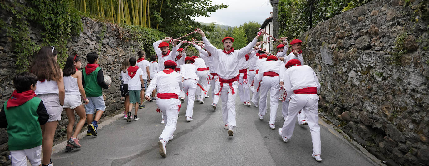 Danzaron. Lloraron. Adoraron. Extraño día el que sucede al 5 de mayo y al seis de junio. En Lesaka, San Martín de Tours cedió el altar de su iglesia al santo moreno. Chispeó y sopló del Norte en Iruñea. En Antxo, escaparates en rojo, negro y blanco