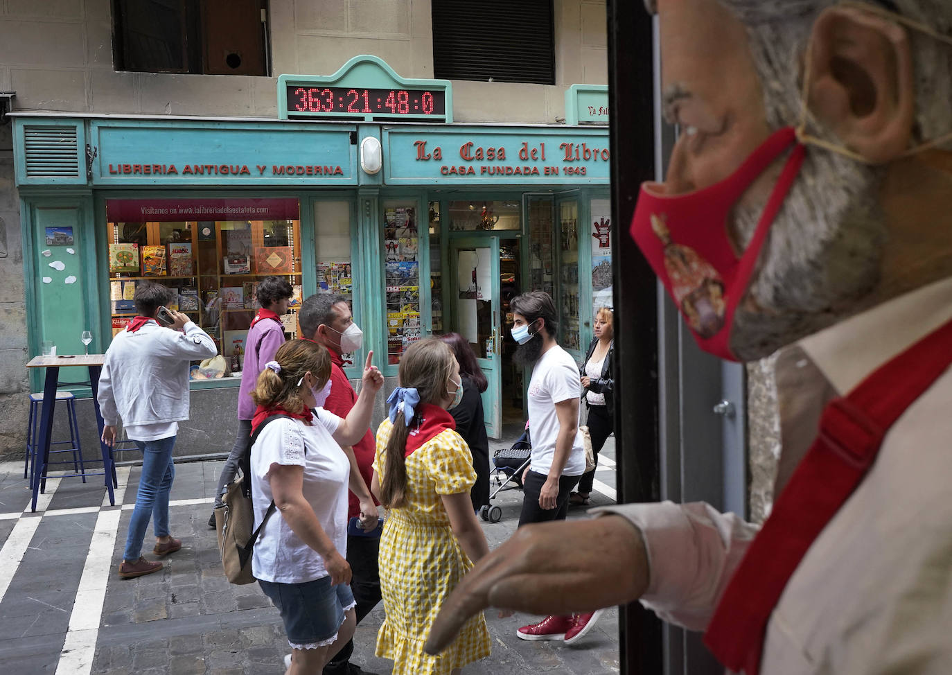 Danzaron. Lloraron. Adoraron. Extraño día el que sucede al 5 de mayo y al seis de junio. En Lesaka, San Martín de Tours cedió el altar de su iglesia al santo moreno. Chispeó y sopló del Norte en Iruñea. En Antxo, escaparates en rojo, negro y blanco