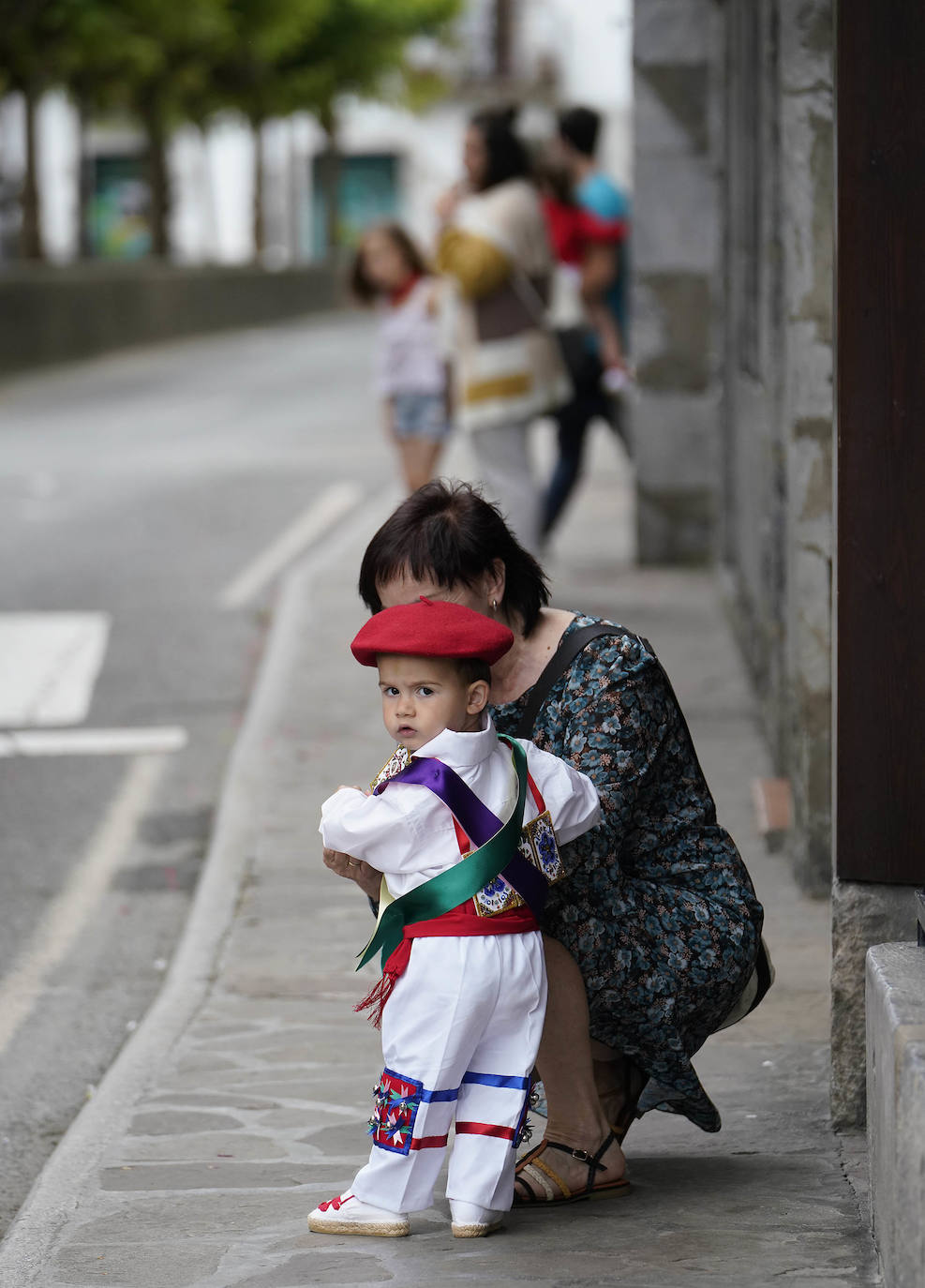 Danzaron. Lloraron. Adoraron. Extraño día el que sucede al 5 de mayo y al seis de junio. En Lesaka, San Martín de Tours cedió el altar de su iglesia al santo moreno. Chispeó y sopló del Norte en Iruñea. En Antxo, escaparates en rojo, negro y blanco
