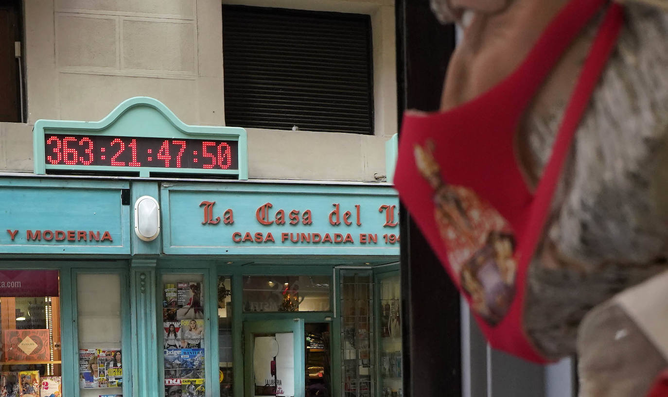 Danzaron. Lloraron. Adoraron. Extraño día el que sucede al 5 de mayo y al seis de junio. En Lesaka, San Martín de Tours cedió el altar de su iglesia al santo moreno. Chispeó y sopló del Norte en Iruñea. En Antxo, escaparates en rojo, negro y blanco